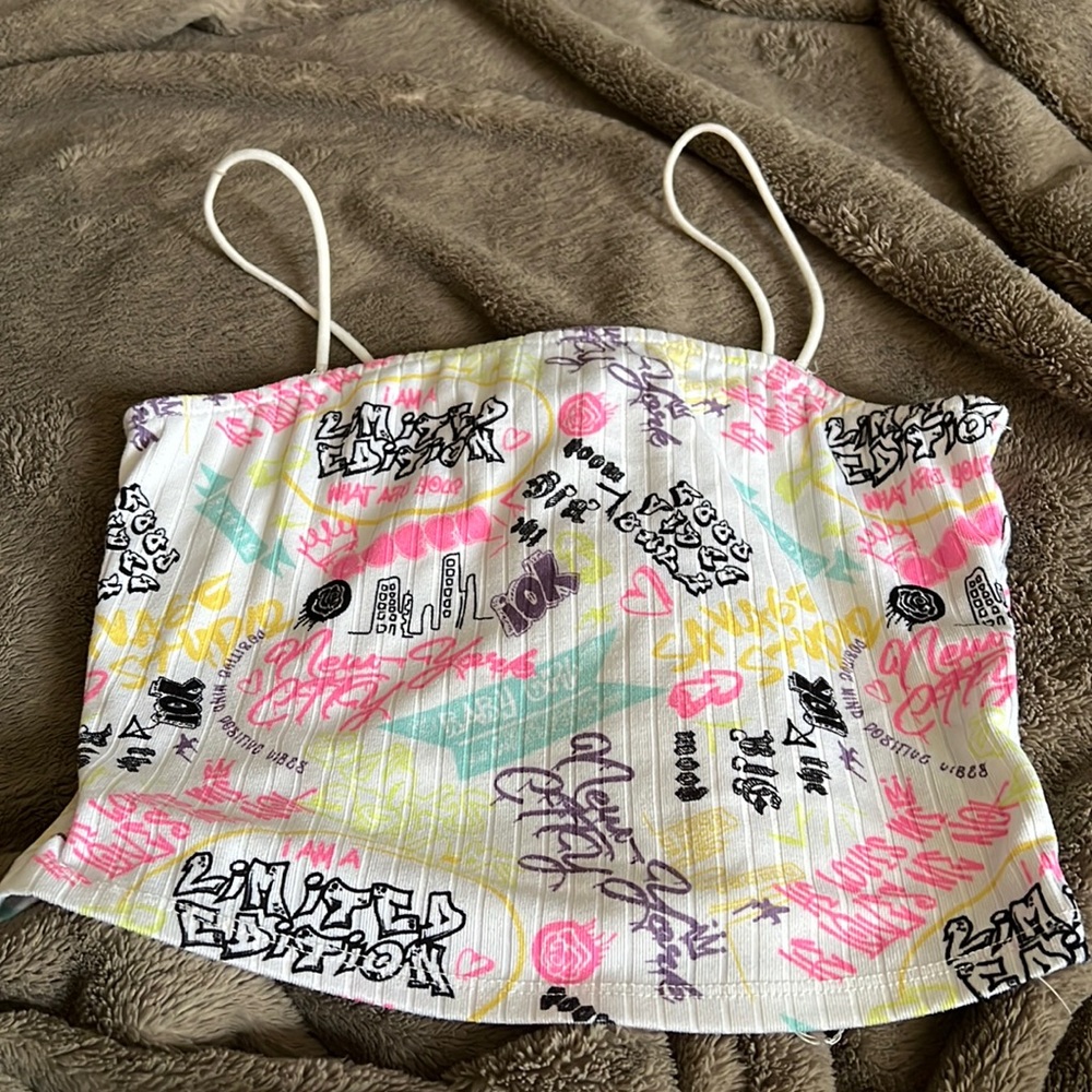 White/multicolor graphic crop top